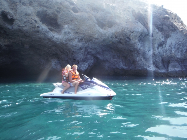 Dos personas en moto de agua